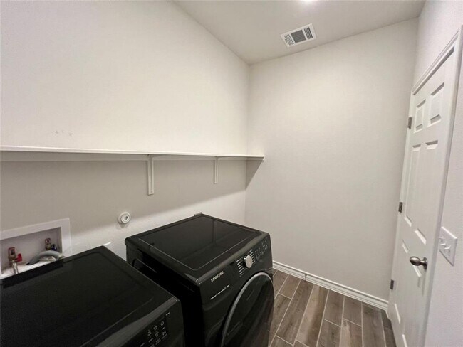 Building Photo - 2907 Salvidar Bend