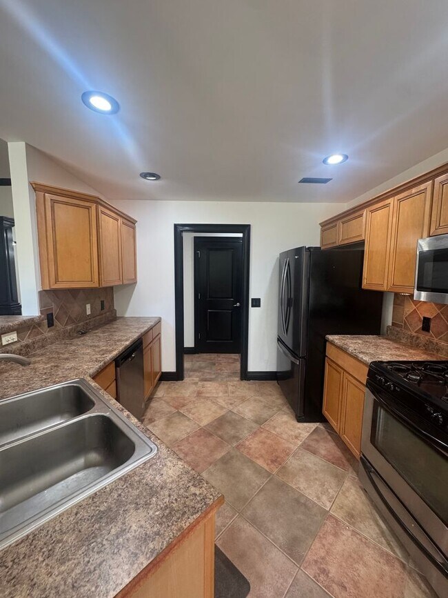 Building Photo - 3 bedroom 2 bath house w/ 2 car garage