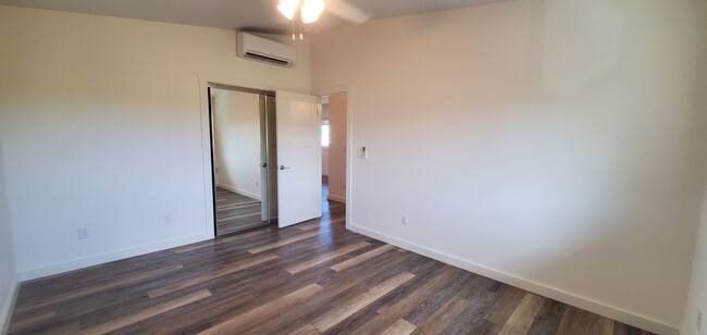 Building Photo - Spacious 2 bed, 1 bath upgraded unit in Ka...