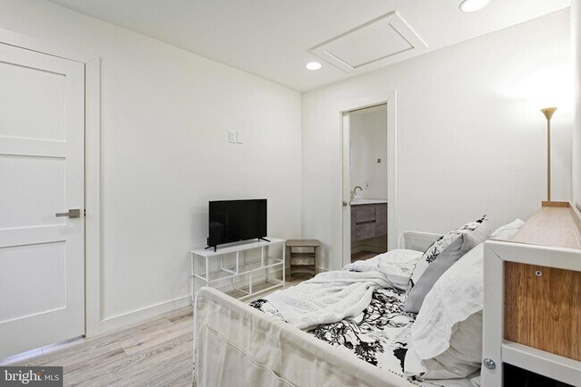 Building Photo - 23443 Dover Rd