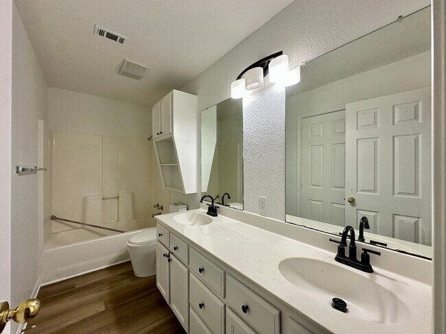 Building Photo - Spacious Newly Renovated 4/2 Walking Distance to Campus & Minutes from Downtown!