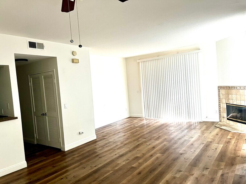 Building Photo - 24149 Del Monte Dr