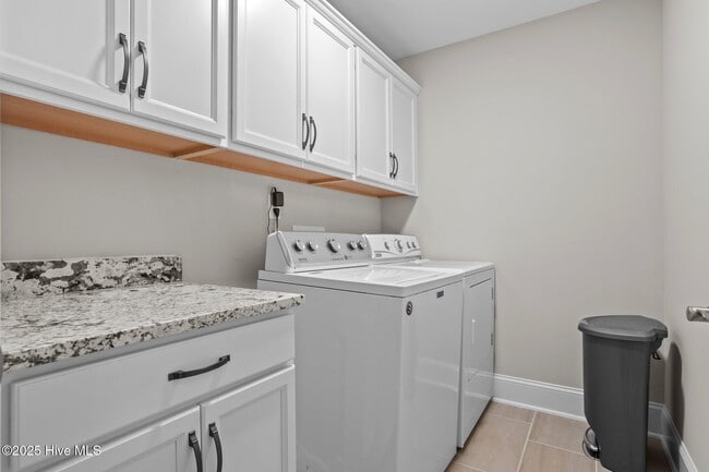 Building Photo - 127 Lark Dr