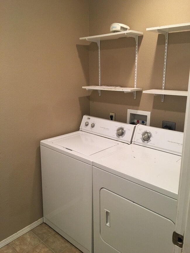 Building Photo - Very Nice 3BR/2BA Duplex on Dead End Street!