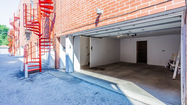 Building Photo - 5510 S Cornell Ave