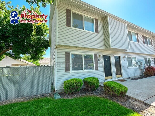 Primary Photo - 2057 N Woodford Ave