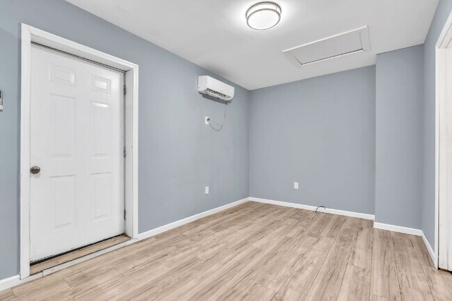 Building Photo - 1BR/1BA Triplex apartment home, move-in ready near downtown Spartanburg.... $750/mo**