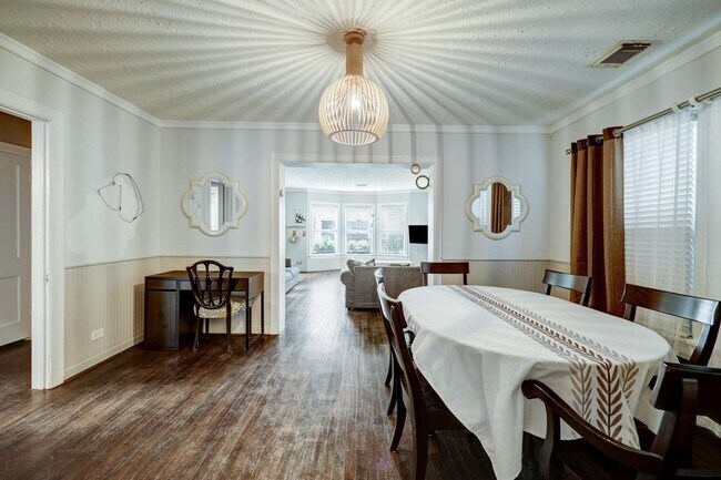 Building Photo - 610 Oakley St