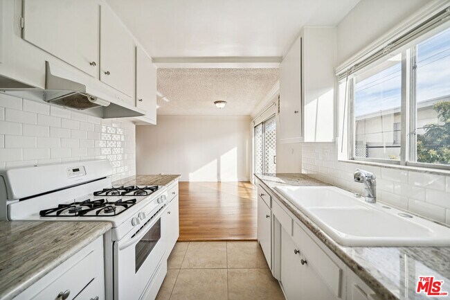 Building Photo - 7548 Hampton Ave