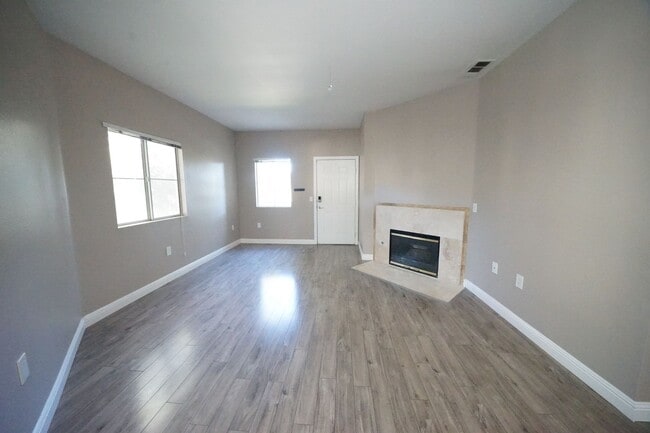 Building Photo - SHOWINGS AVAILABLE NOW