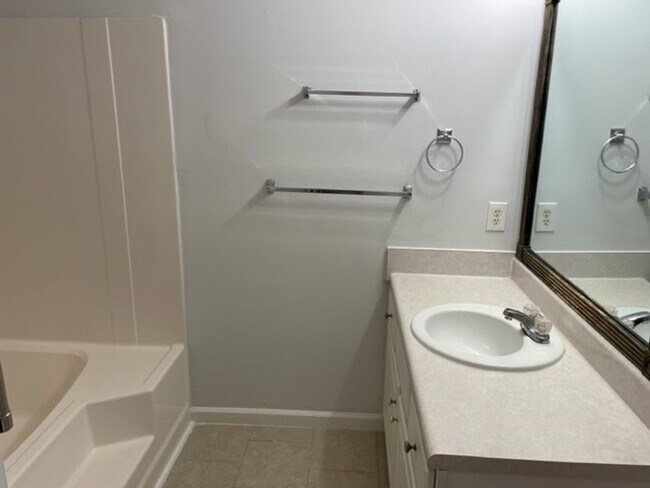 Building Photo - ***ASK ABOUT PAYING NO SEC DEP***645 North...