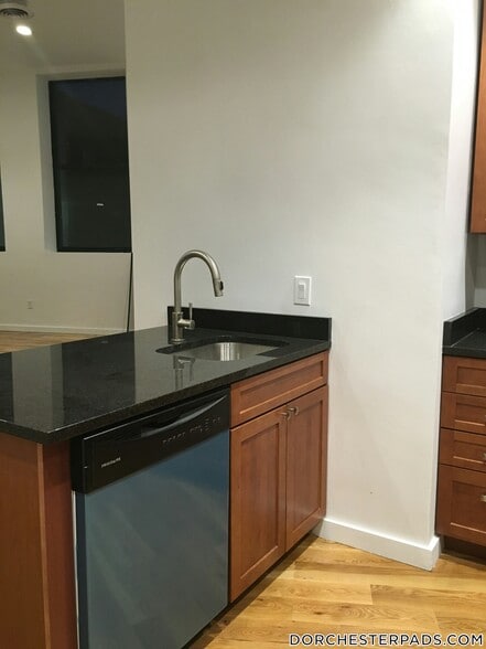 Building Photo - 600 Columbia Rd