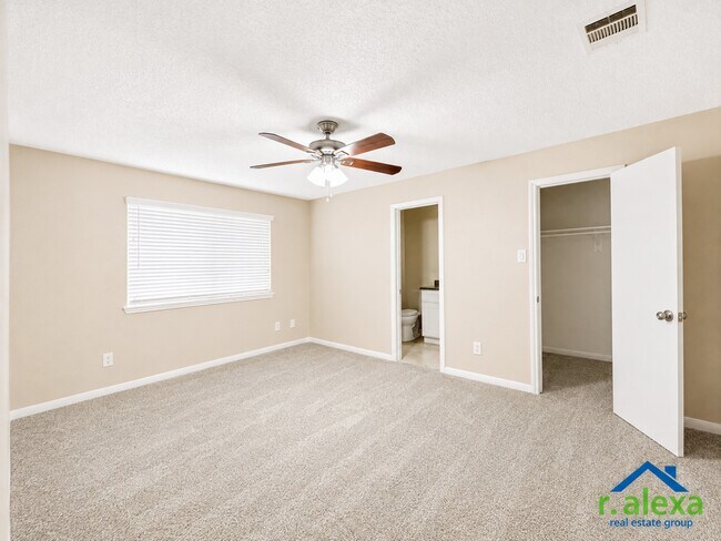 Building Photo - 3038 Mosby Dr