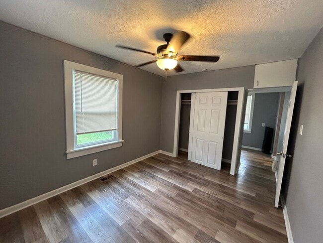 Building Photo - 3 bedroom with fenced in yard