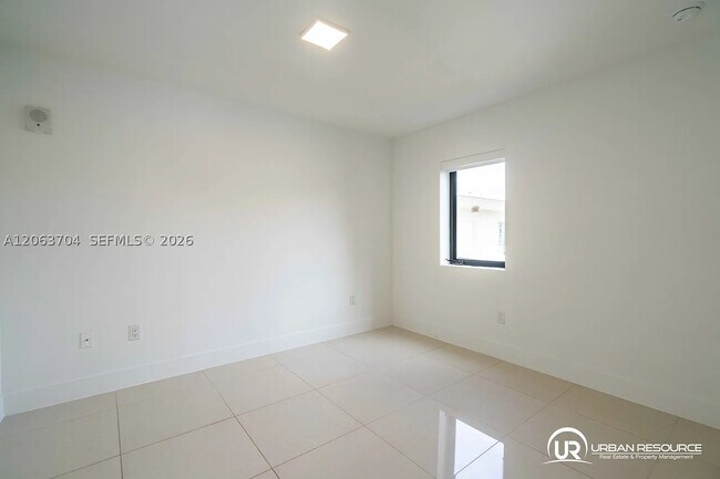 Building Photo - 122 Bay Dr E