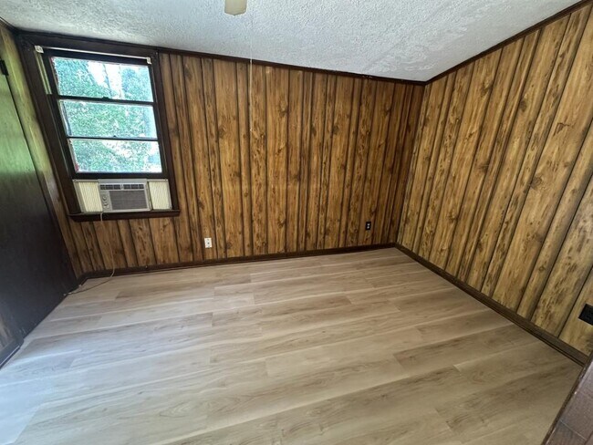 Building Photo - 2564 Lakeview Dr