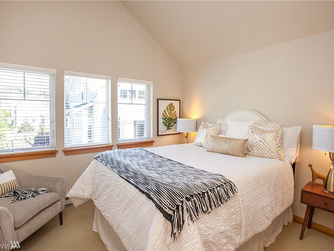 Building Photo - Nice Spacious Bainbridge Condo in heart of downtonw