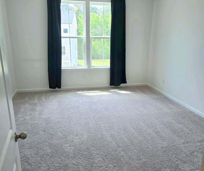Building Photo - Spacious 4-Bedroom Home with Gourmet Kitch...