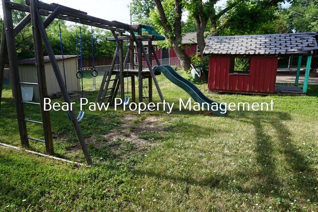 Building Photo - "Charming 3-Bedroom Retreat with 2 Baths in the Heart of Golden"