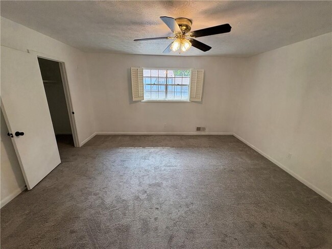Building Photo - 2960 N Dekalb Dr