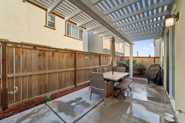 Building Photo - Gorgeous 4 Bedroom 3 bath in Northlake