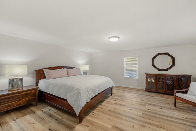 Building Photo - Lake Talquin - LAKEFRONT- Furnished 3 bedr...