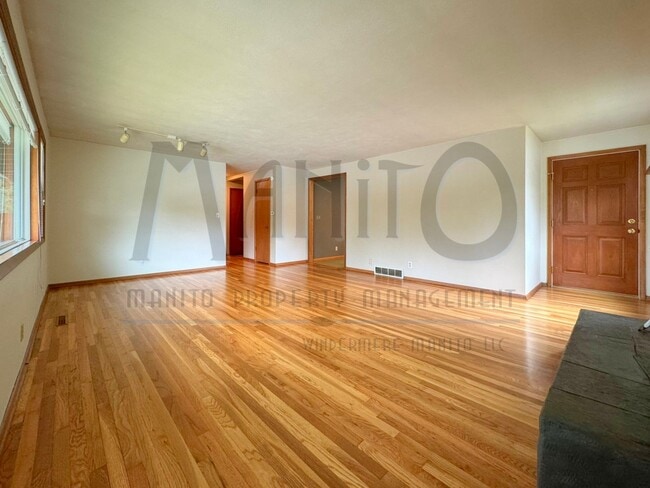 Building Photo - Stunning & Spacious South Hill Home