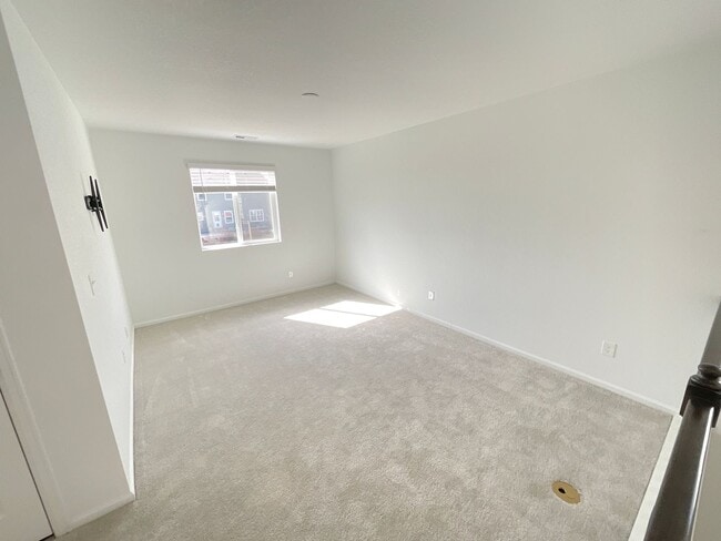 Building Photo - 3 Bedroom Home Available Near N Powers Blvd & Dublin Blvd!