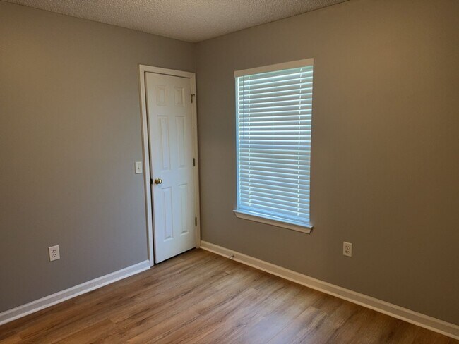 Building Photo - 525 Golden Grove Ln