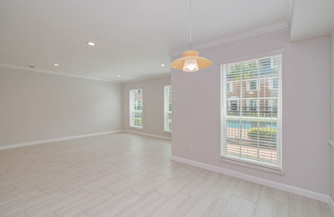 Building Photo - 355 N Post Oak Ln