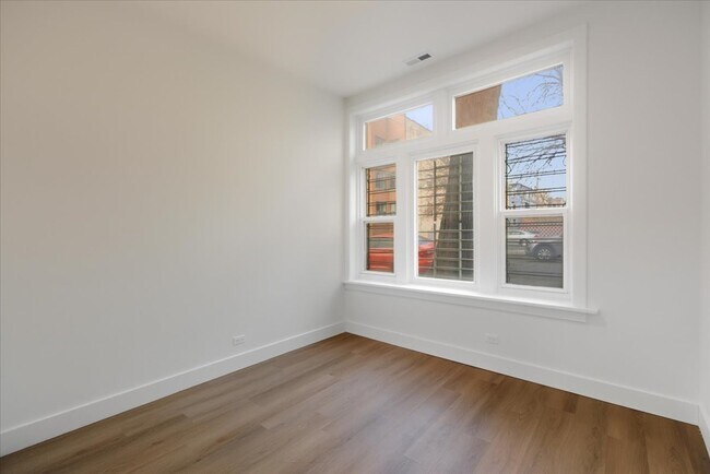 Building Photo - 3211 W Le Moyne St