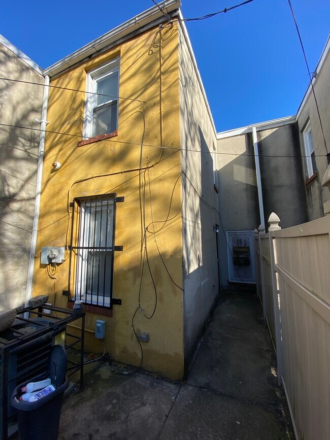 Building Photo - 1618 Barclay St