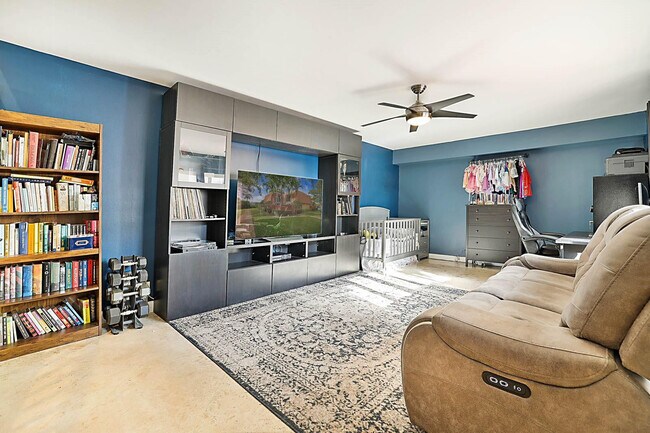 Building Photo - 2876 Waterford Dr S