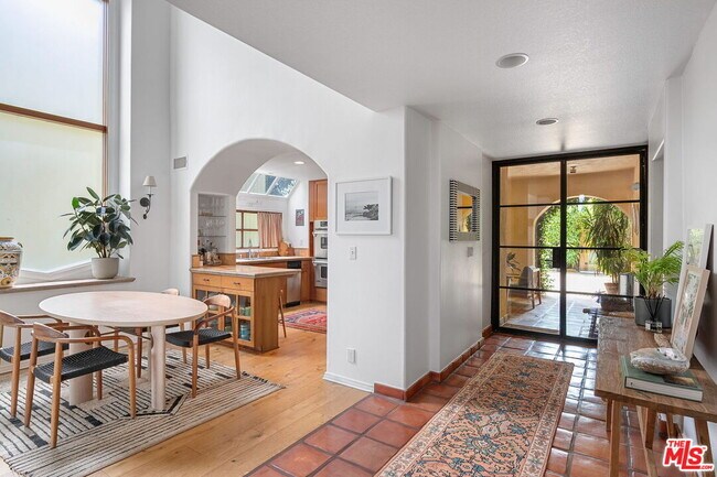 Building Photo - 4370 Hillview Dr