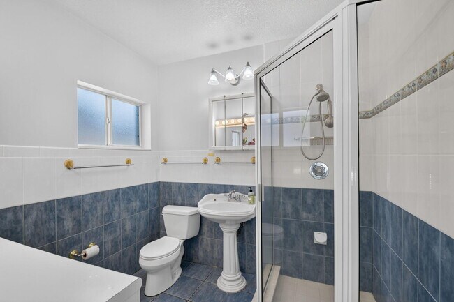 Building Photo - 111 Vassar Dr