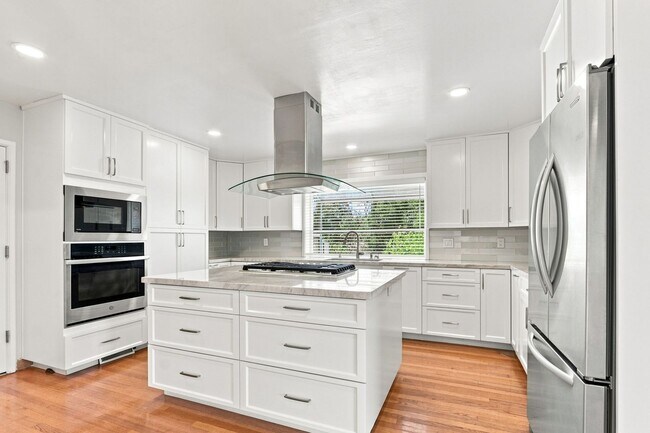 Building Photo - Million Dollar Views! Available Now!
