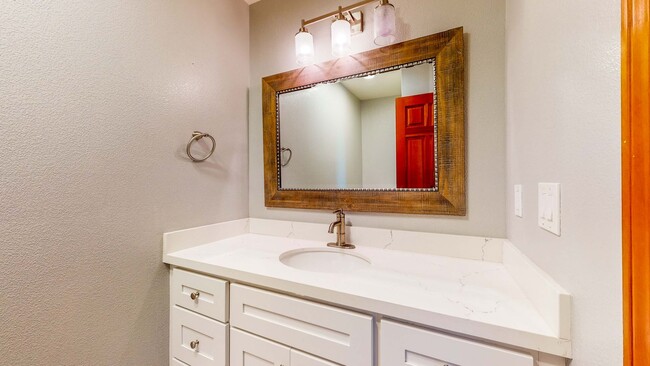 Building Photo - Beautiful 4 bedroom 3.5 bath Home with 2 c...