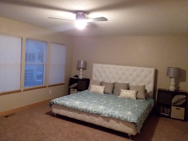 Building Photo - Stunning Modern Urban Loft – Spacious, Stylish, and Conveniently Located