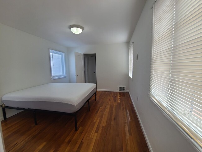 Building Photo - Charming 2 Bed 1 bath "monthly rental" in ...