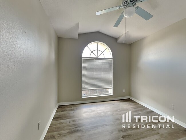 Building Photo - 31136 Whinsenton Dr