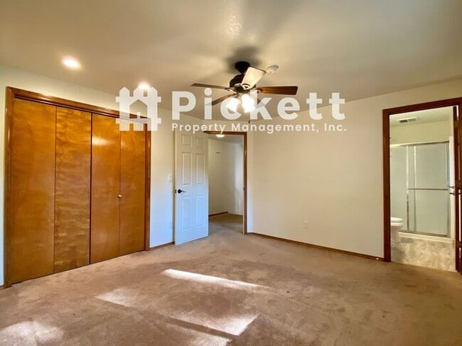 Building Photo - Lovely 3 Bed Island Lake Tri-level