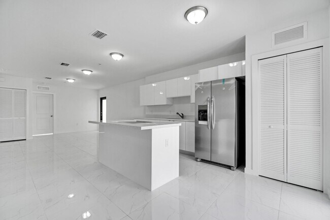 Building Photo - Goulds 4 Bed Triplex