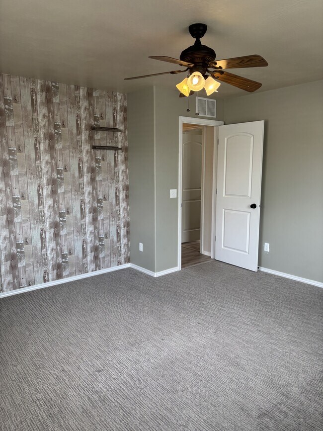 Building Photo - 2075 Mary Dr