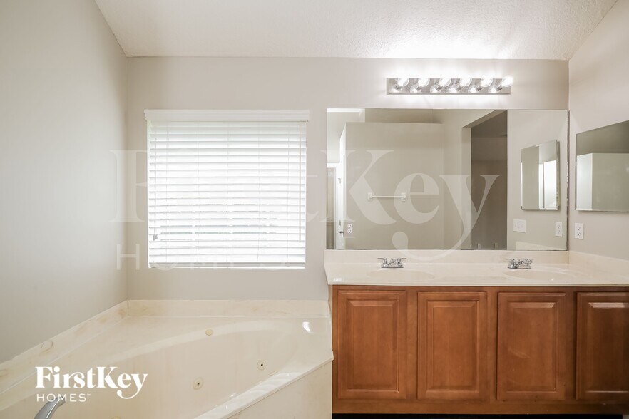 Building Photo - 1909 Holly Oak Dr