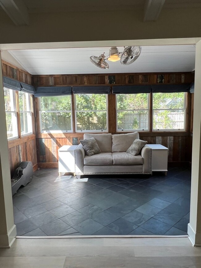 Building Photo - Updated Old Woodlands Plantation Home with Fenced Yard