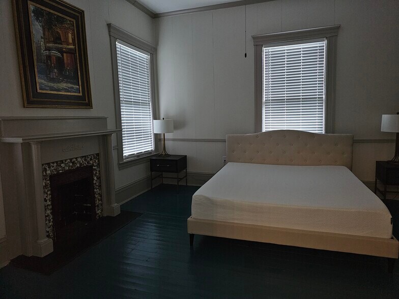 Building Photo - 1012 Love Ave