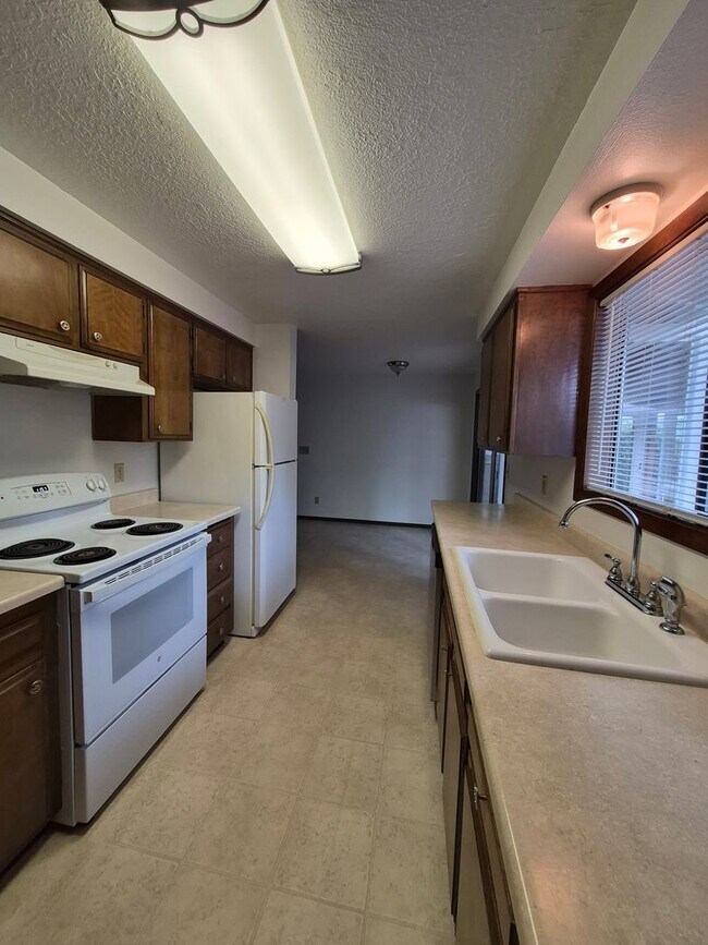 Building Photo - Charming South Salem Duplex!