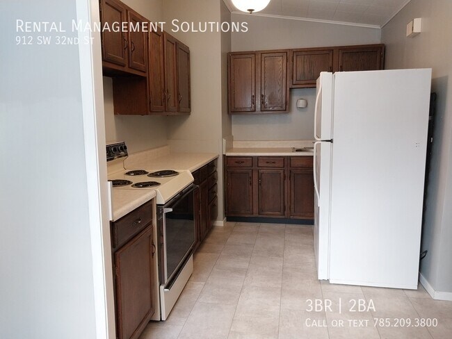 Building Photo - *BONUS LIVING ROOM* 912 SW 32nd St- 3 BED/...