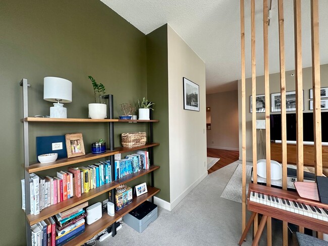 Building Photo - Luxury Corner 1BR/1BA Condo with Deck in t...