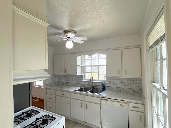 Building Photo - 326 N Summit St